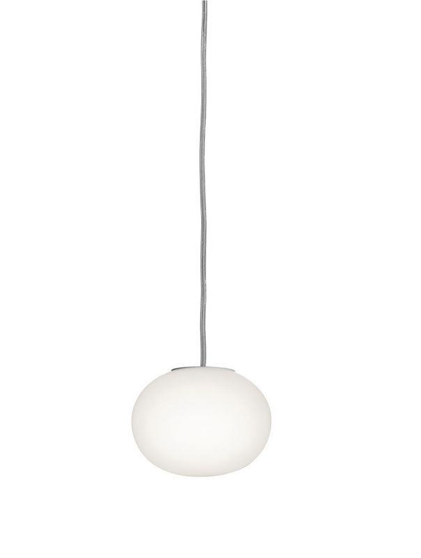 Weiße Mini Glo Ball Hängeleuchte von Flos mit grauem Kabel, moderne Innenbeleuchtung.